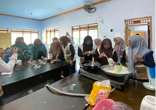 Mahasiswa KPM 53 UNSIQ Kenalkan Es Krim Singkong di Banjarnegara